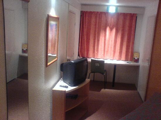Ibis Porte De Genève Hotel 3*